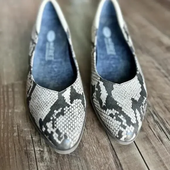 Skechers Go Free Slip-In Kendall Shoes, Faux Snakeskin Size 7.5 Women’s - Picture 2 of 7